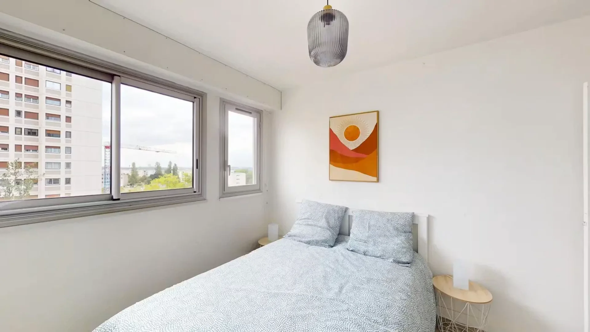 Quarto de estudante luminoso e arejado com acesso fácil à universidade em 