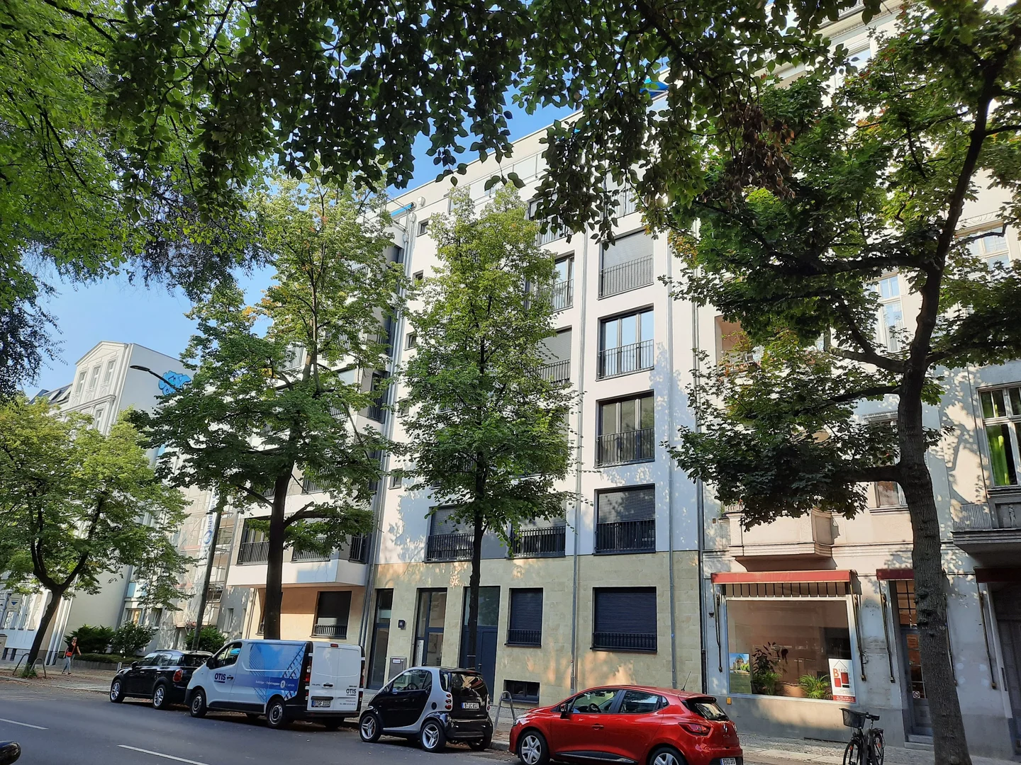 Leibnizstraße, 85