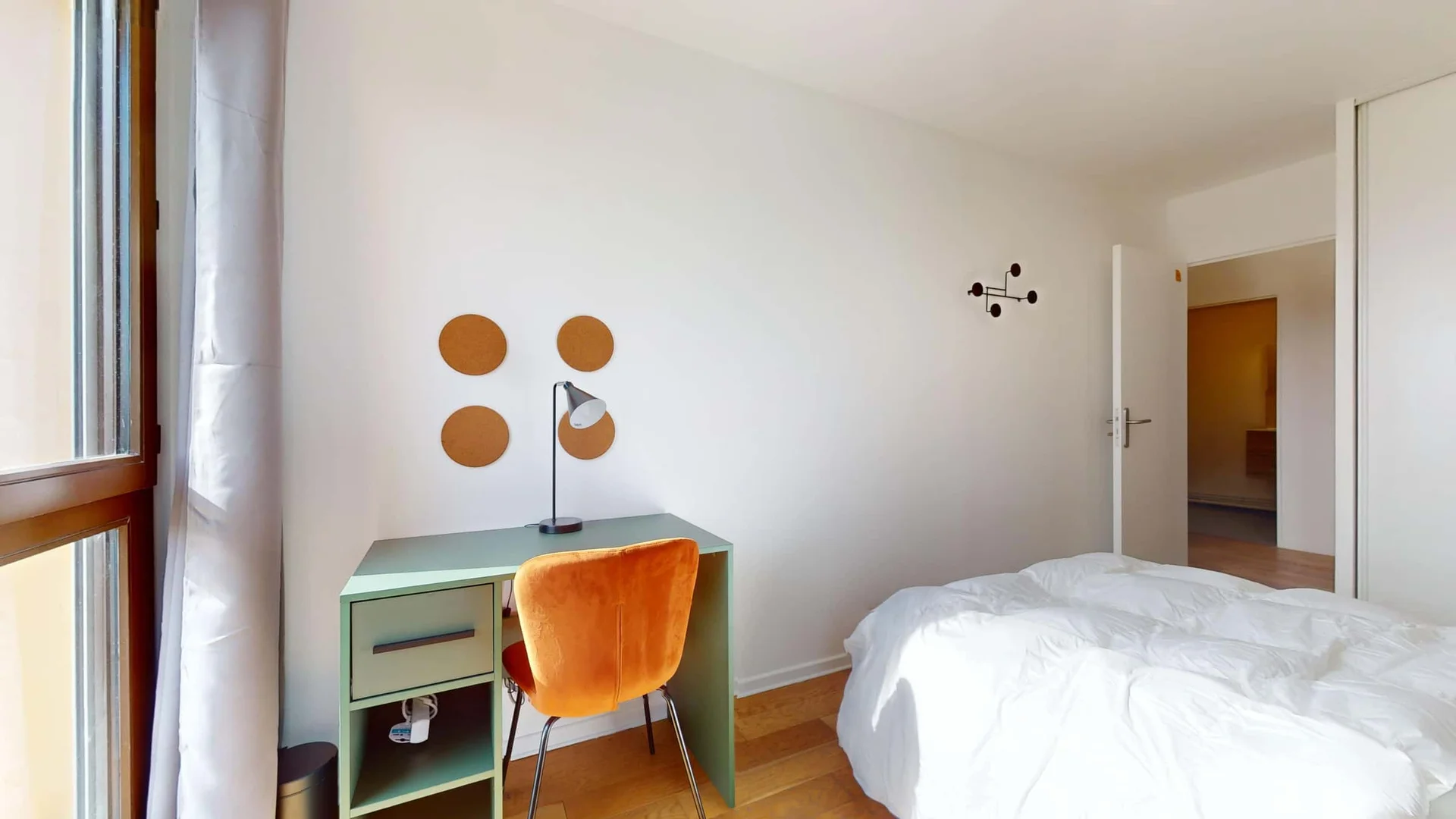 Quarto de estudante em  com área de estudo e instalações partilhadas