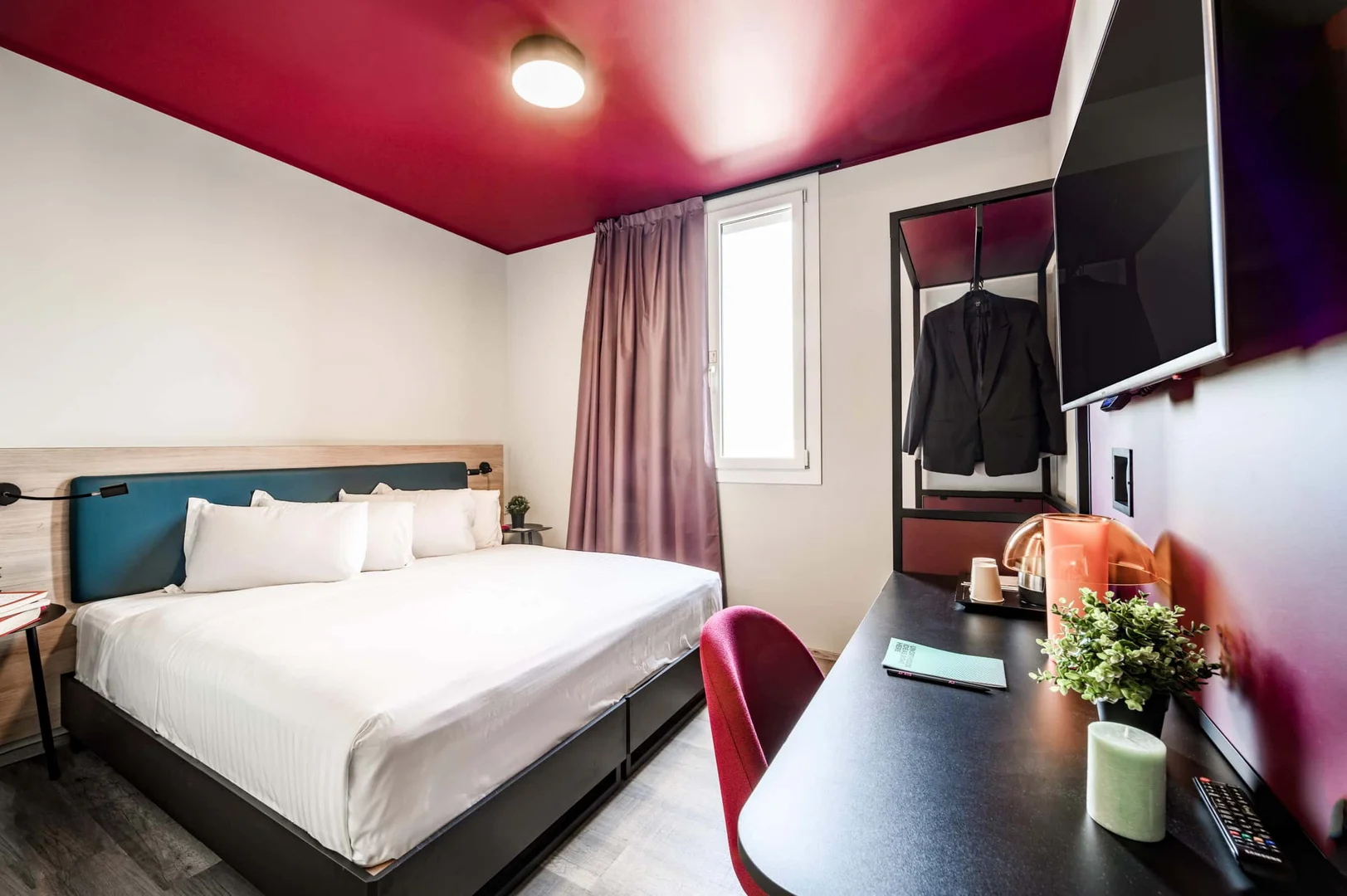 Bright and airy student room with easy university access in 