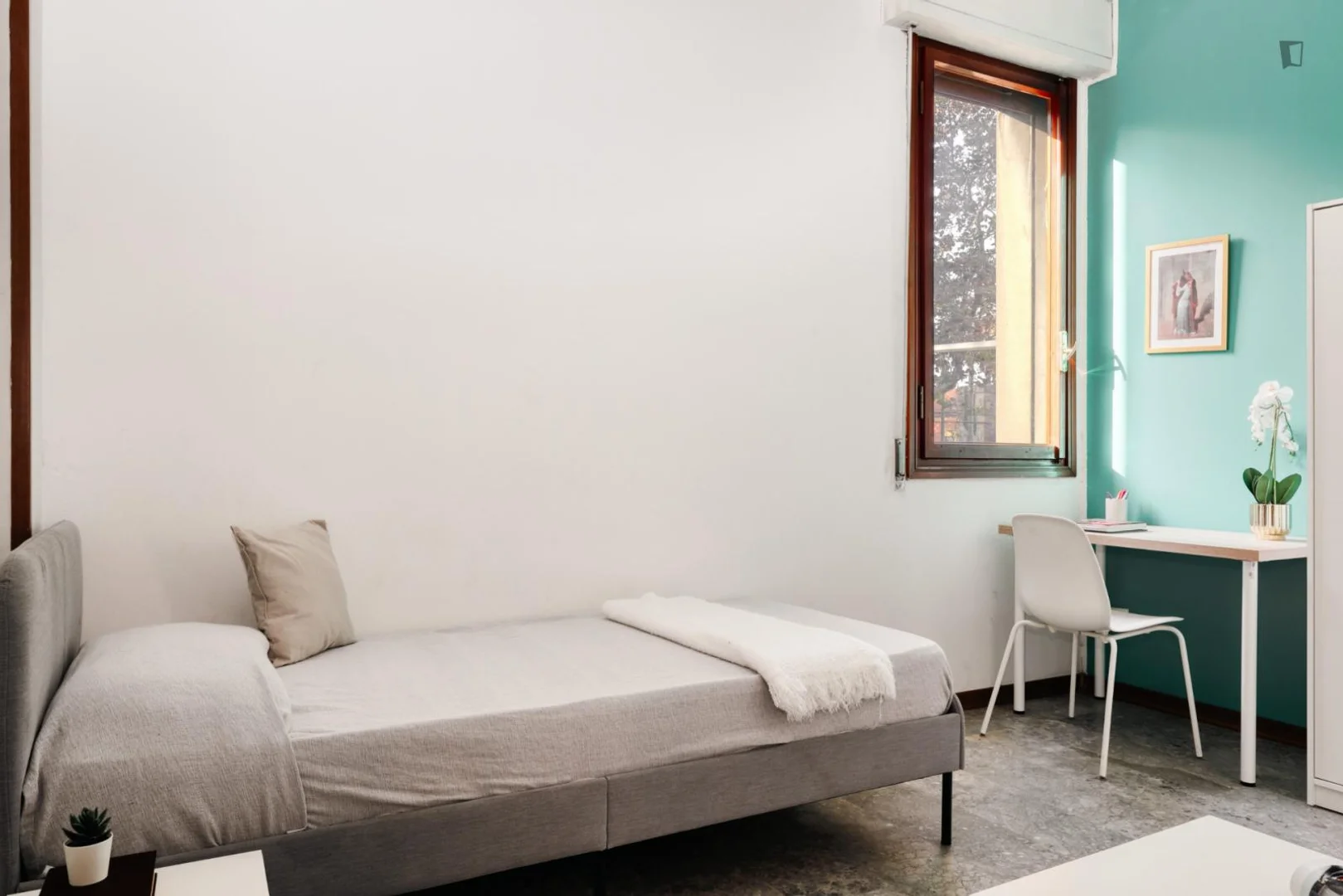 Bright and airy student room with easy university access in 