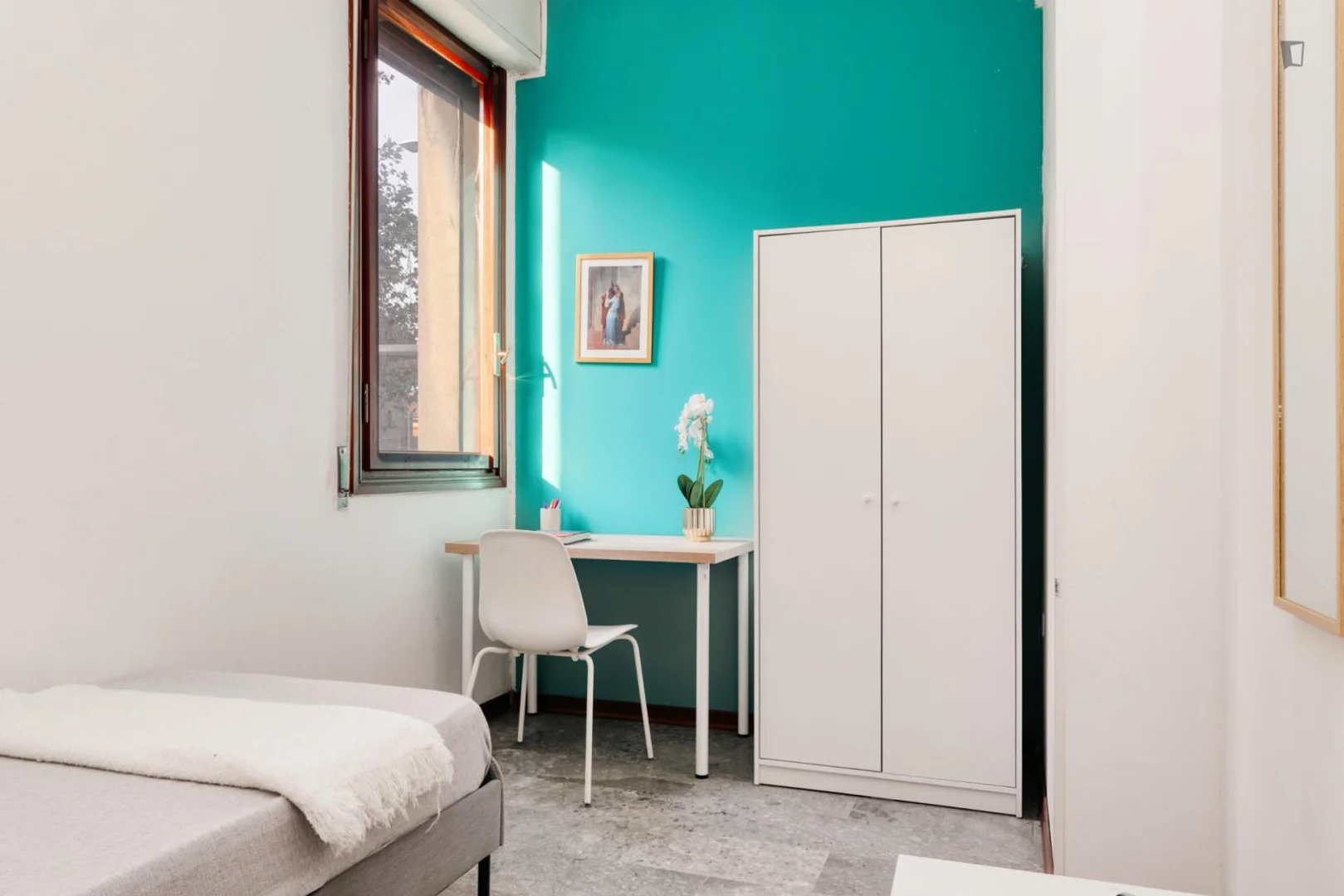 Functional student room perfect for studying in 