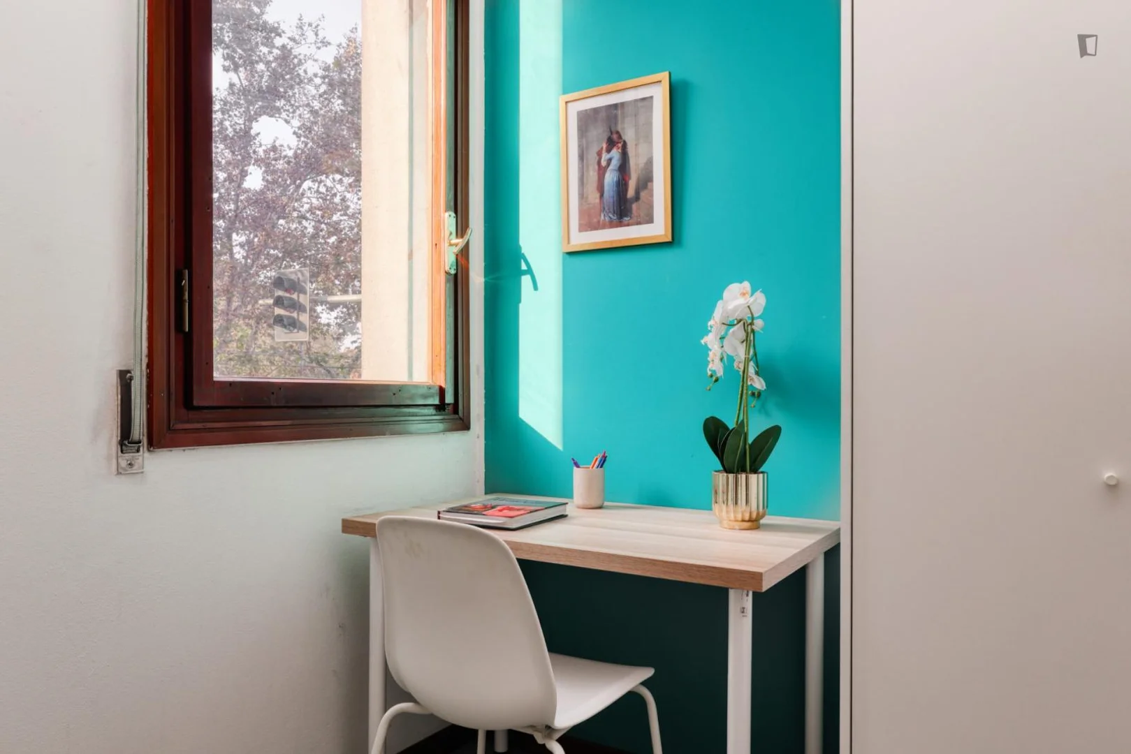 Student-friendly room in  with modern amenities