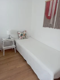 Quarto para alugar num apartamento partilhado em Carcavelos