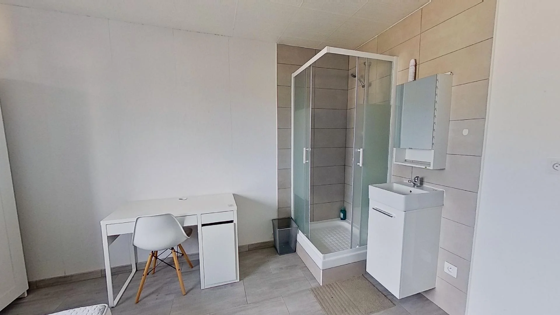 'de öğrenci dairesinde, tamamen mobilyalı kiralık oda