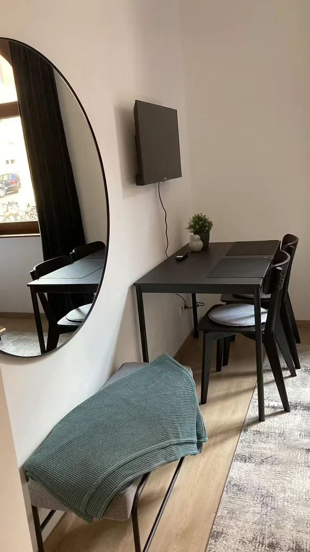 Funkcjonalny pokój studencki idealny do nauki w 