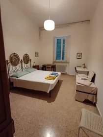 Chambre privée à Via Cartolari 17, image 1 de 5
