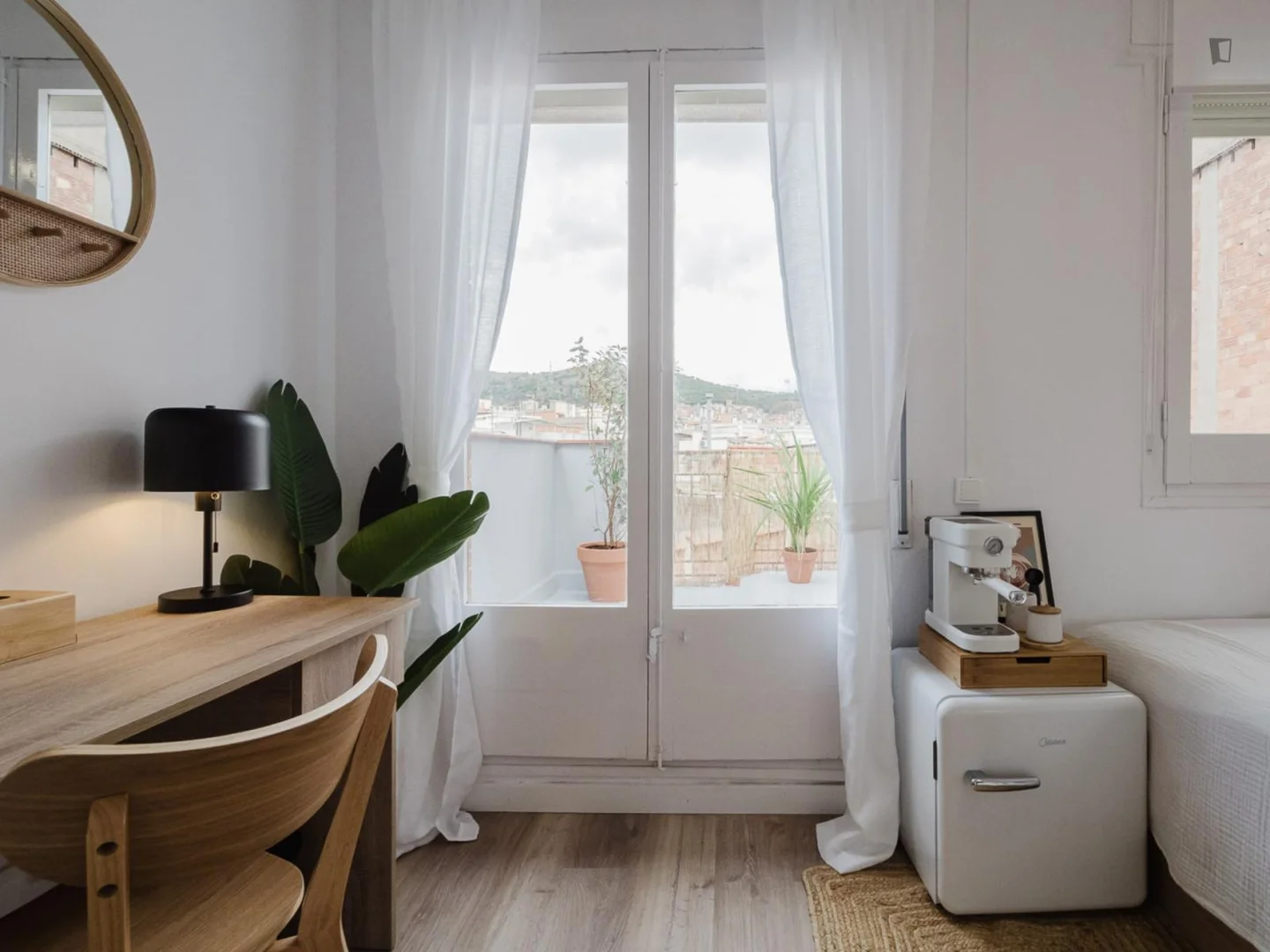 Chambre d'étudiant à  avec espace d'étude et installations communes