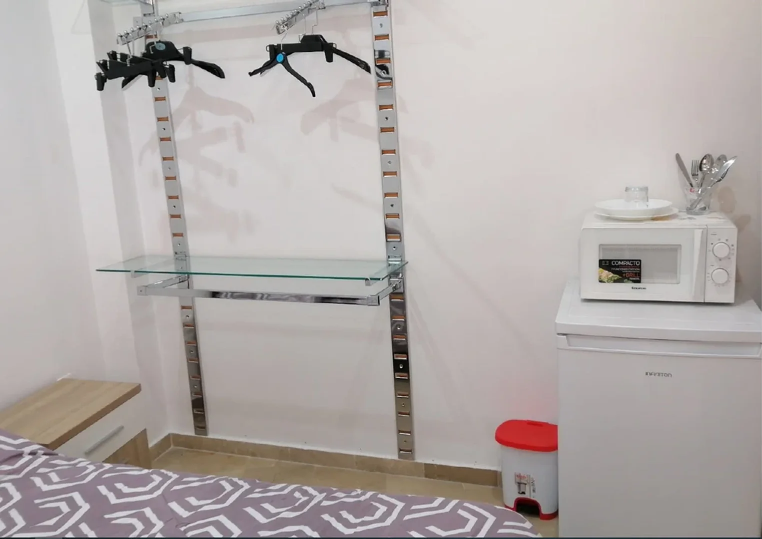 Quarto de estudante confortável e espaçoso em