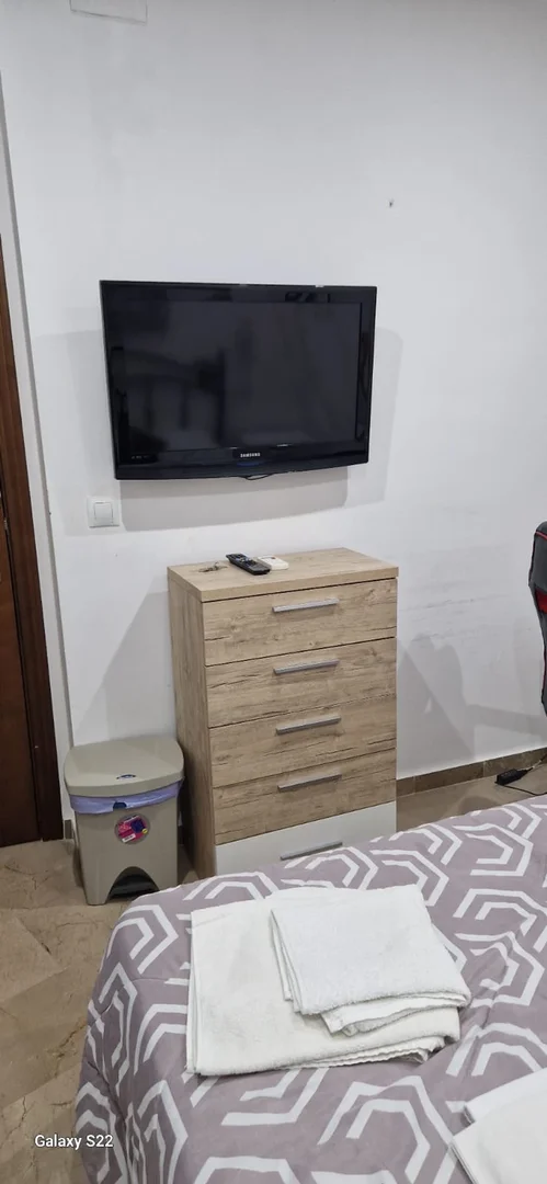 Quarto de estudante em com área de estudo e instalações partilhadas