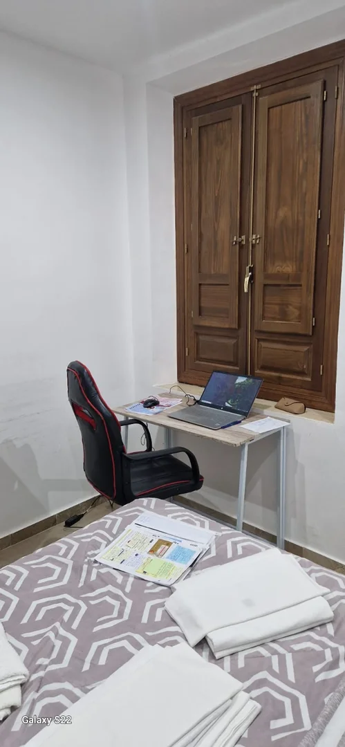 Quarto para alugar em apartamento de estudantes em , totalmente mobilado