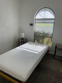 Cheap private room in Arlington