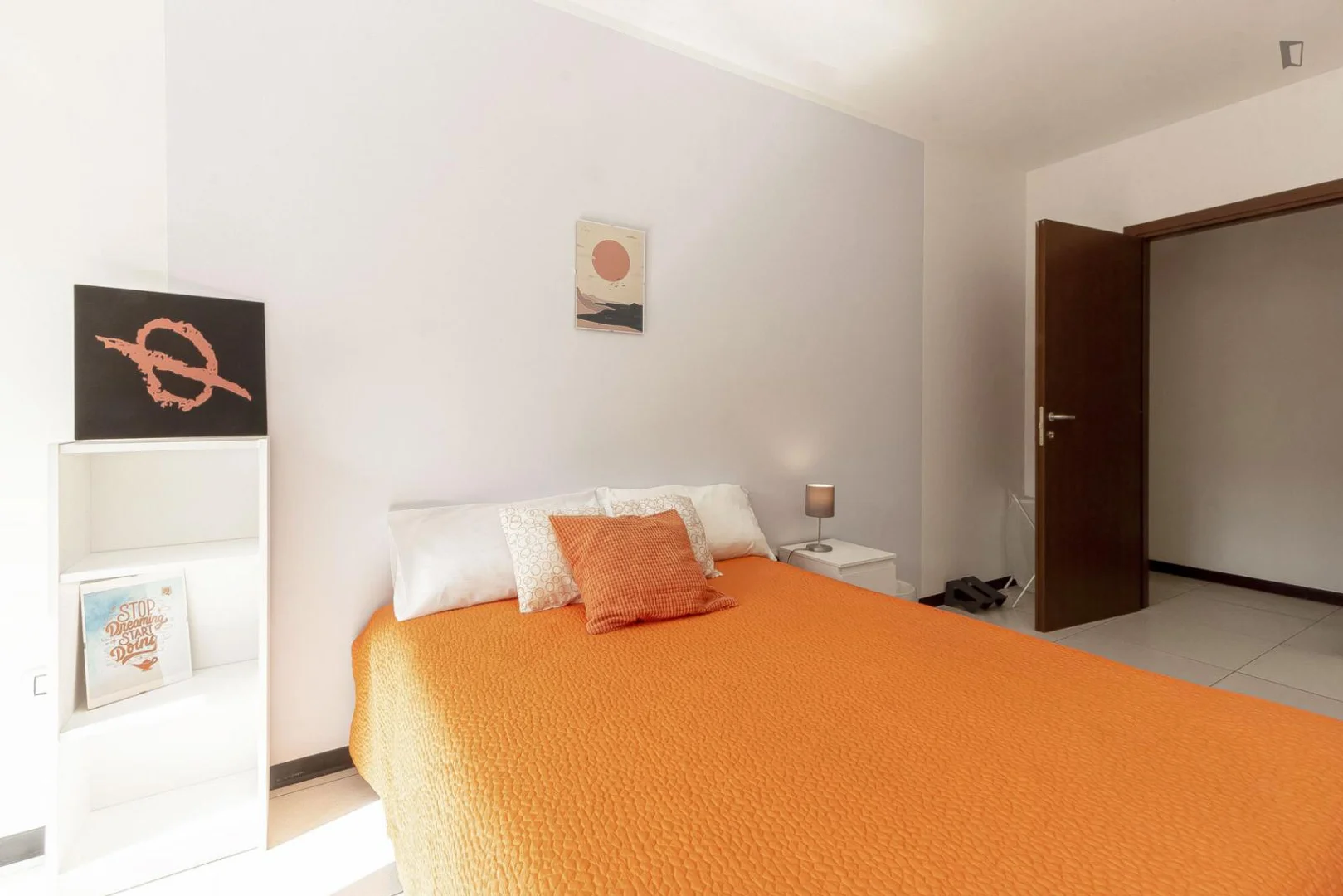 Quarto de estudante em  com área de estudo e instalações partilhadas