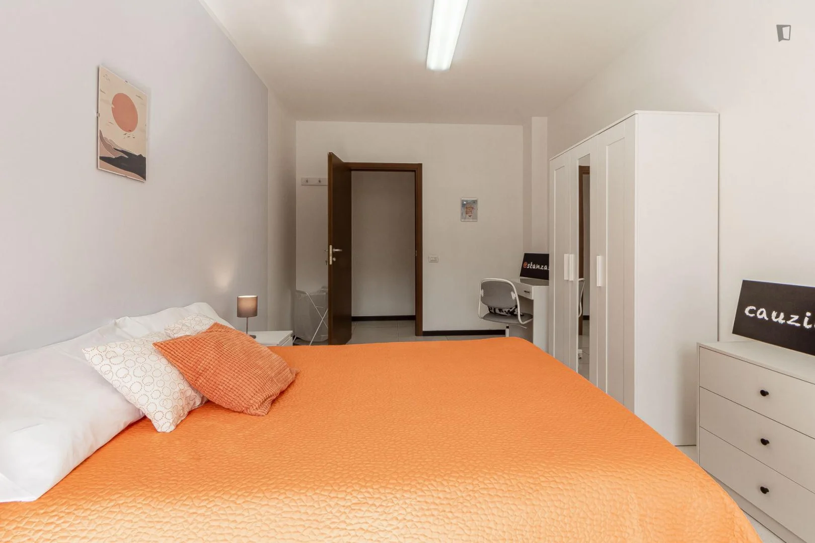 Quarto acessível para estudantes com iluminação ampla em 