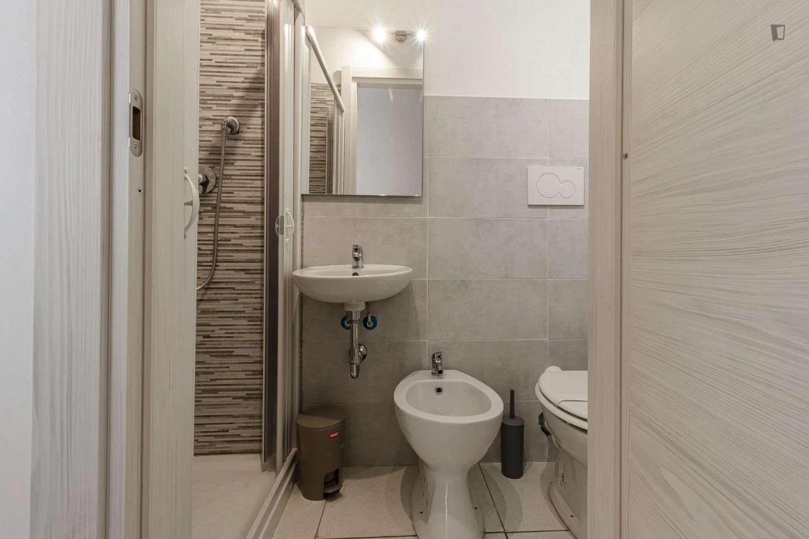 Quarto acessível para estudantes com iluminação ampla em 