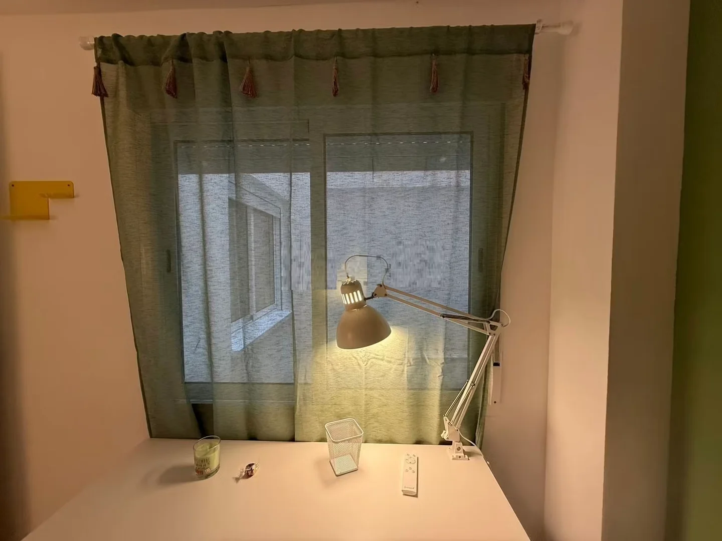 Stanza economica per studenti con ampia illuminazione in 