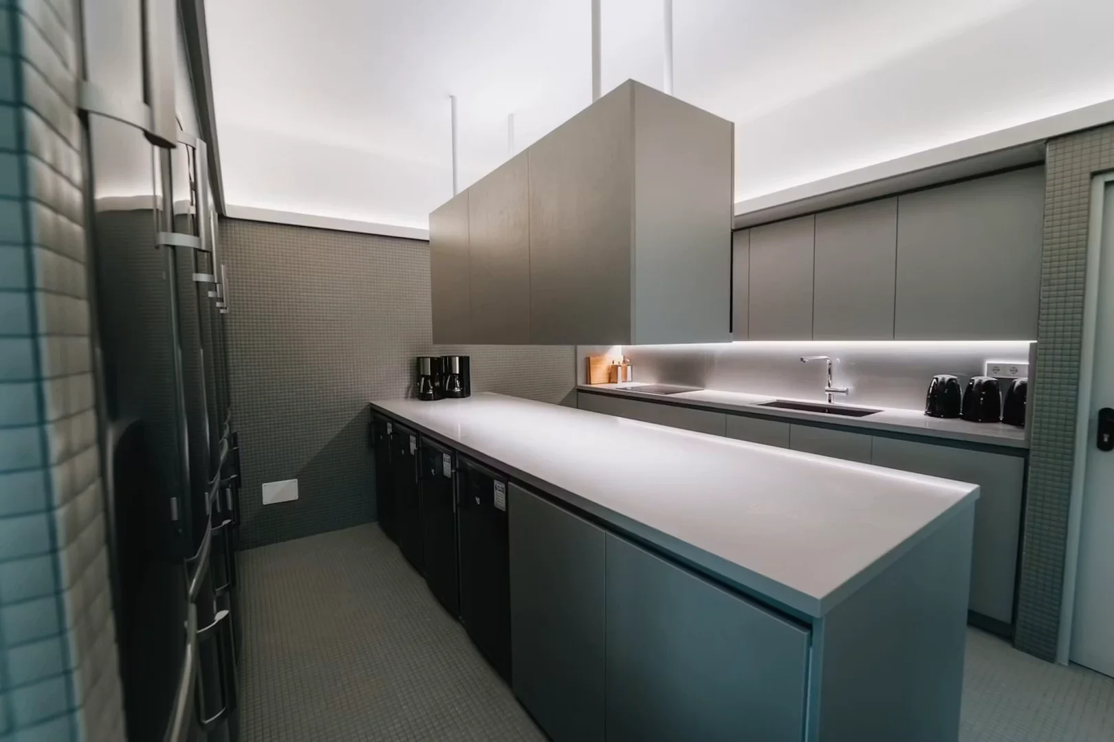 Habitación estudiantil funcional perfecta para estudiar en 