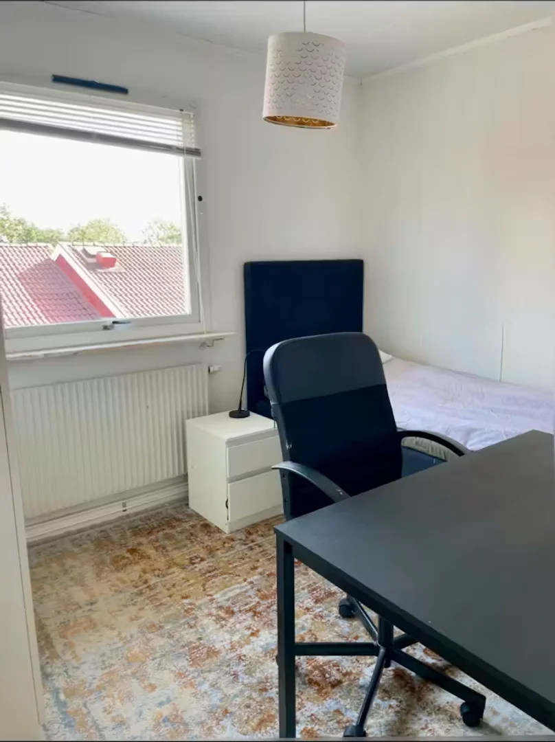 Quarto de estudante confortável e espaçoso em 