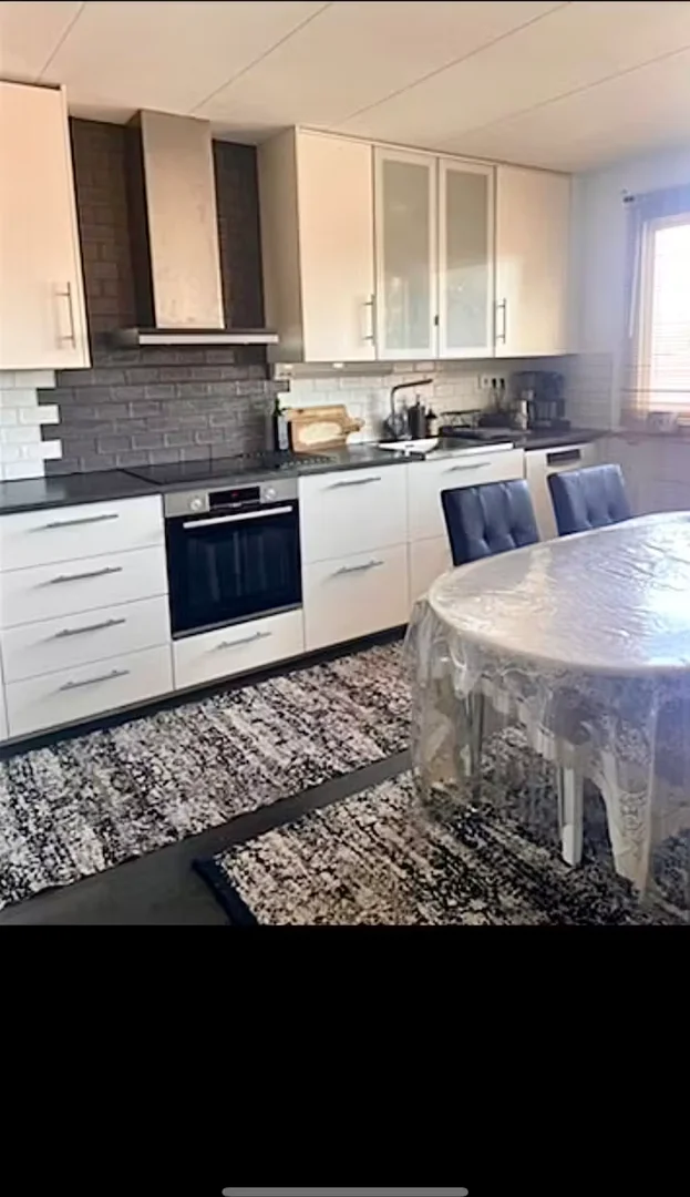 Quarto acessível para estudantes com iluminação ampla em 