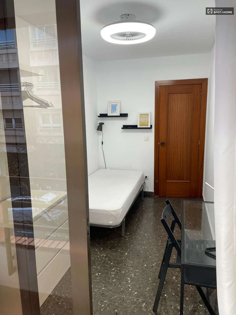 Cozy room for students available in 