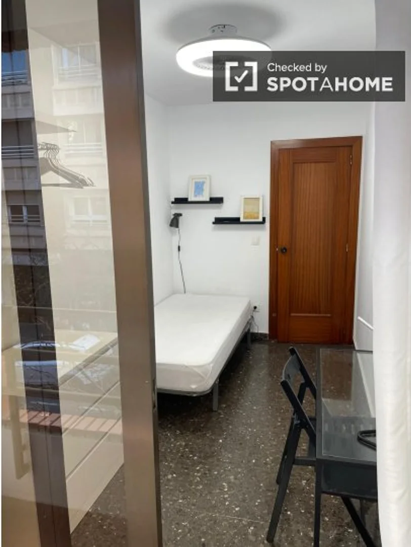 Student-friendly room in  with modern amenities