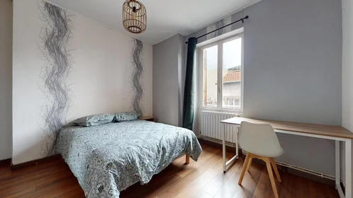 Habitación privada barata en Saint-etienne