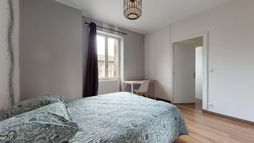 Chambre privée à Rue du Treyve, Crêt de Roc, image 1 de 10
