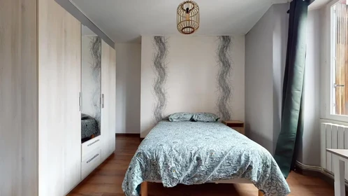 Chambre privée à Rue du Treyve, Crêt de Roc, image 3 de 10