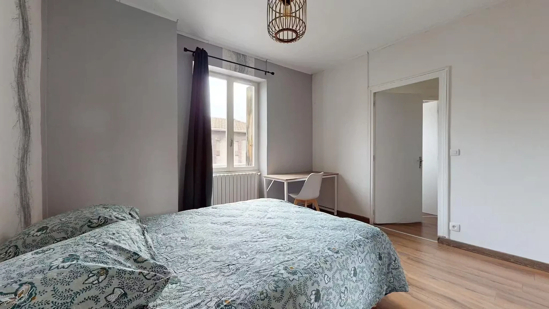 Chambre abordable pour les étudiants avec un bon éclairage dans 