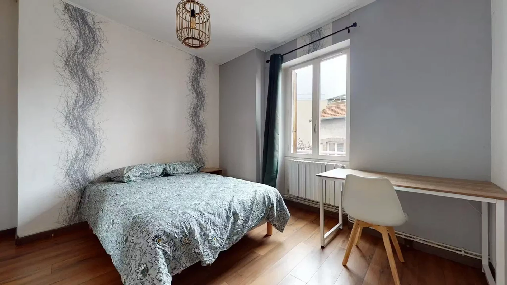 Chambre abordable pour les étudiants avec un bon éclairage dans 