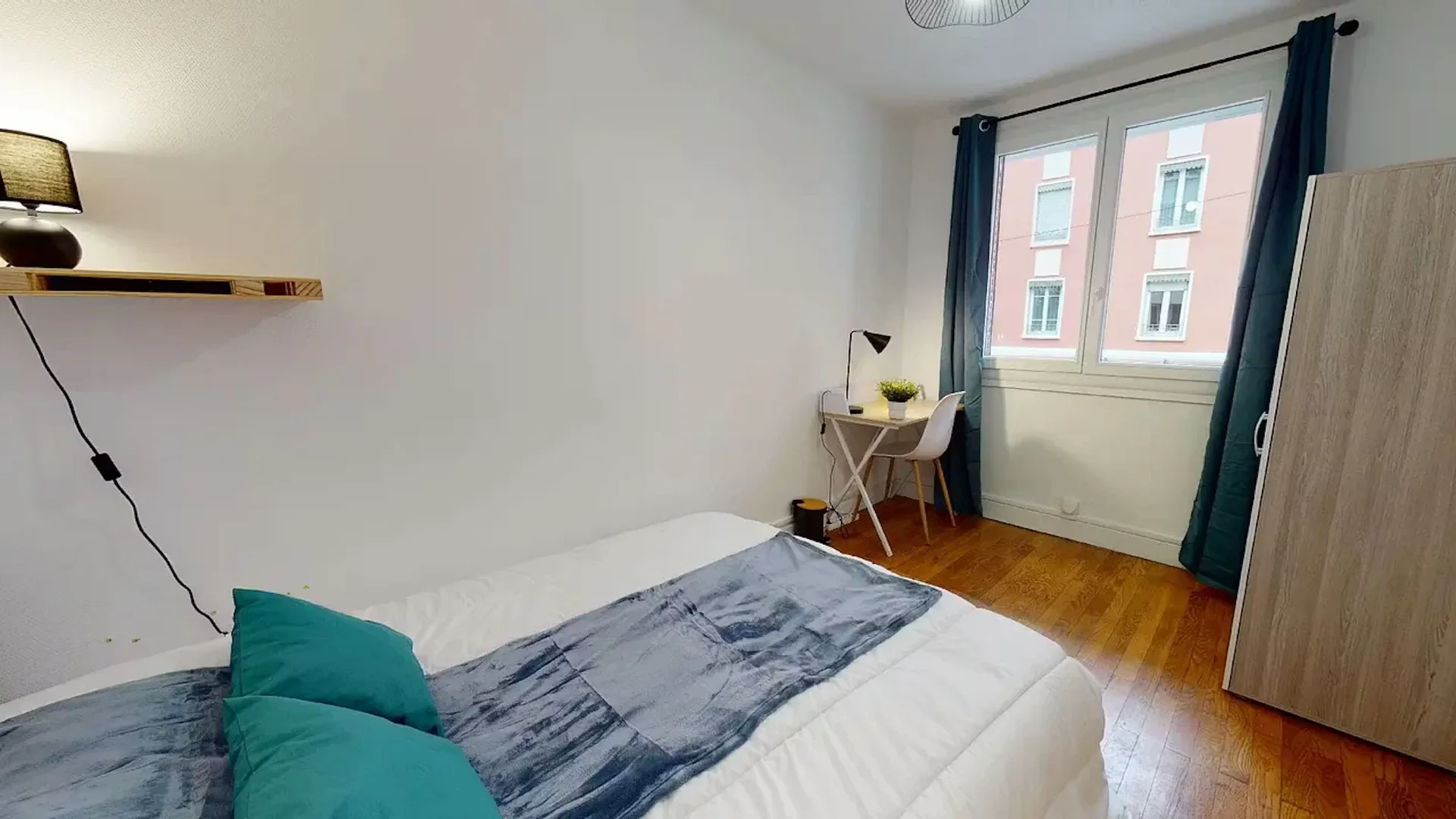 Chambre confortable pour étudiants disponible dans 