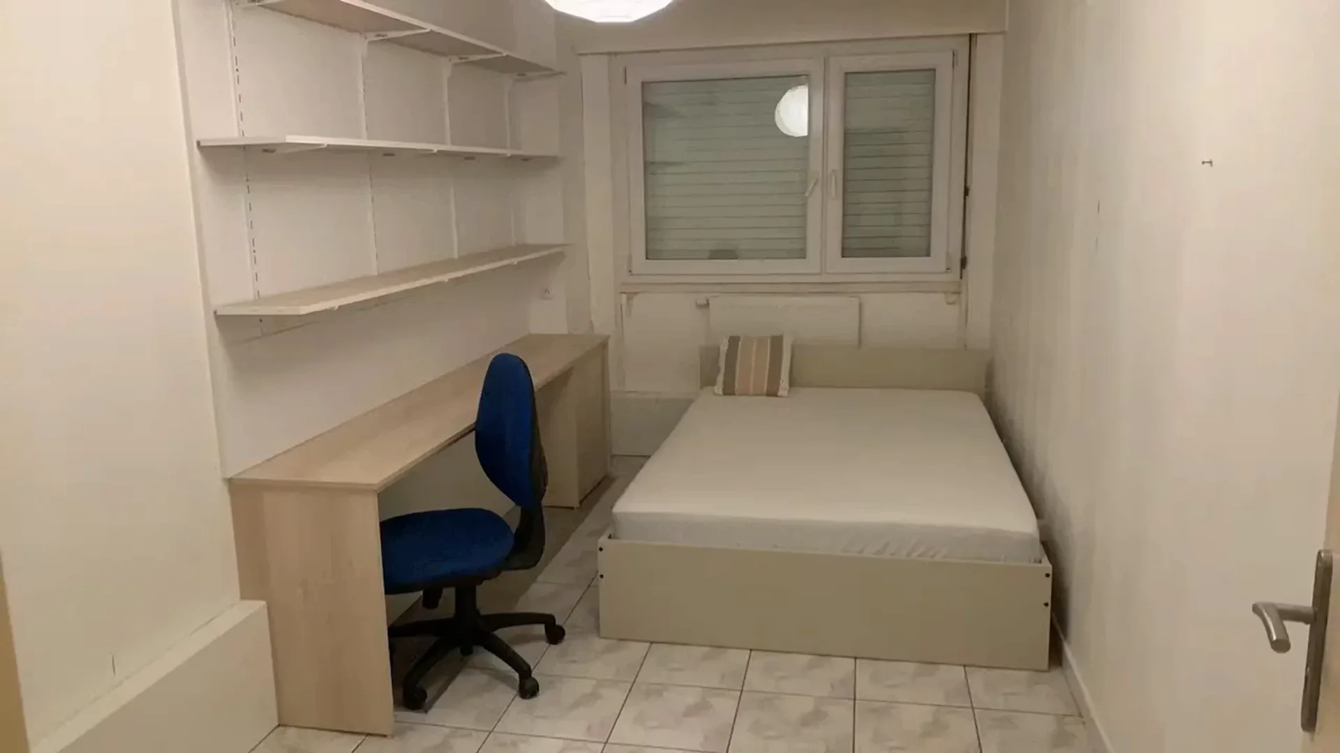 Zimmer in Studentenwohnung in  zu vermieten, voll möbliert