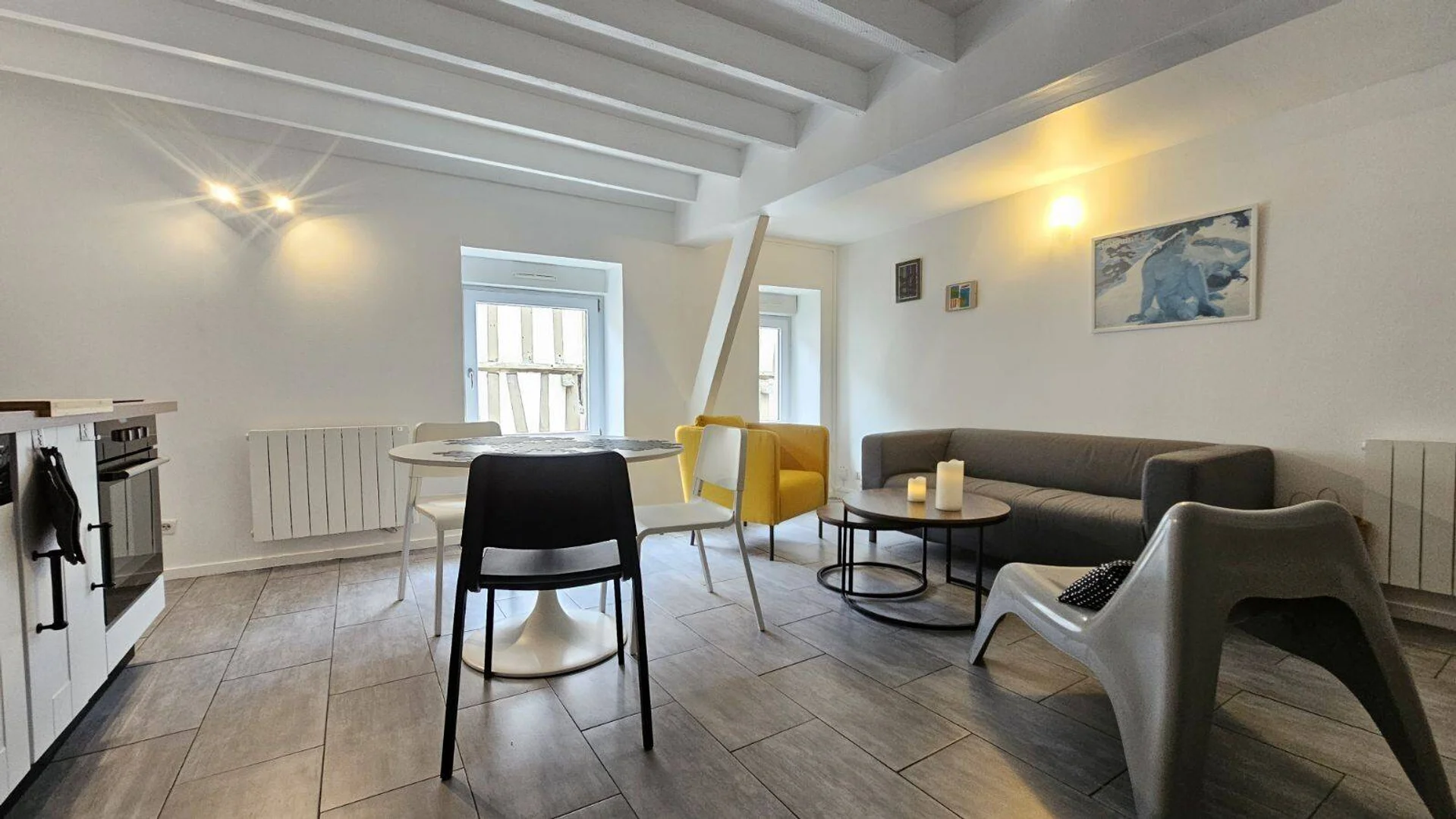 Chambre confortable pour étudiants disponible dans 