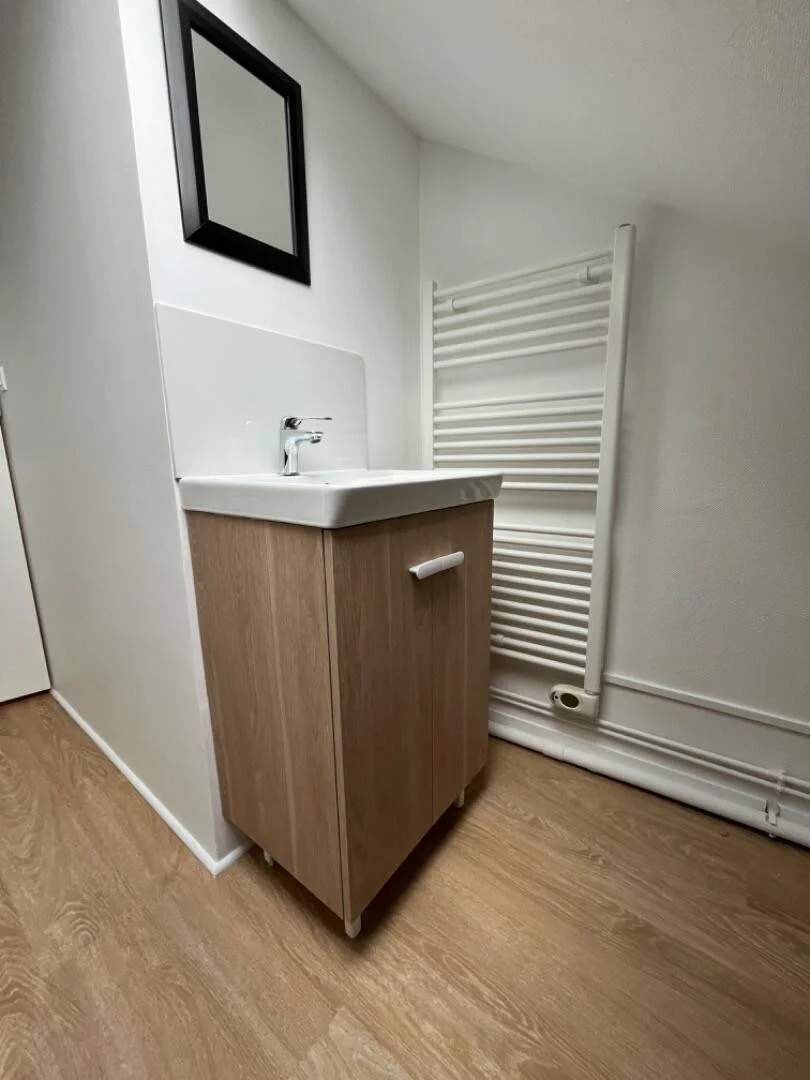 Chambre d'étudiant à  avec espace d'étude et installations communes
