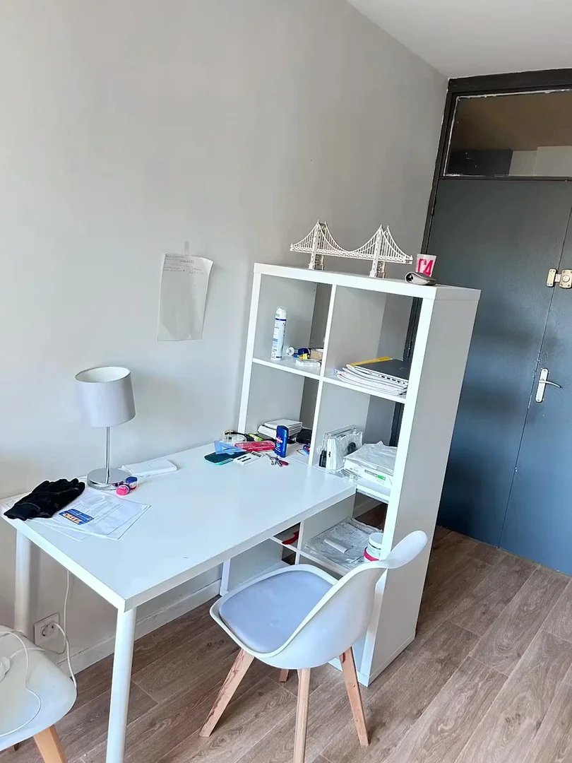 Habitación estudiantil funcional perfecta para estudiar en 