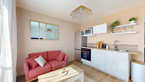 私人房间 在 387 rue de Verdun, 12的图像1