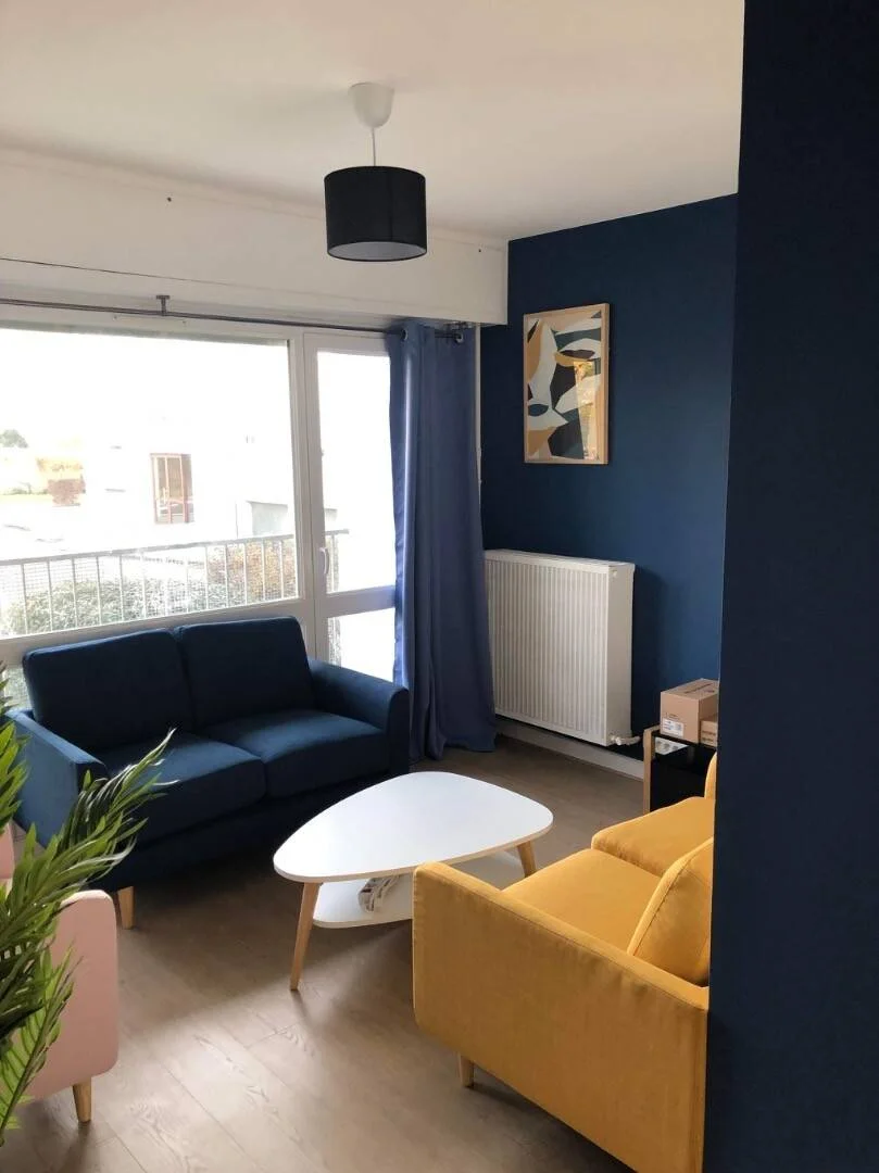 Habitación estudiantil luminosa y aireada con fácil acceso a la universidad en 