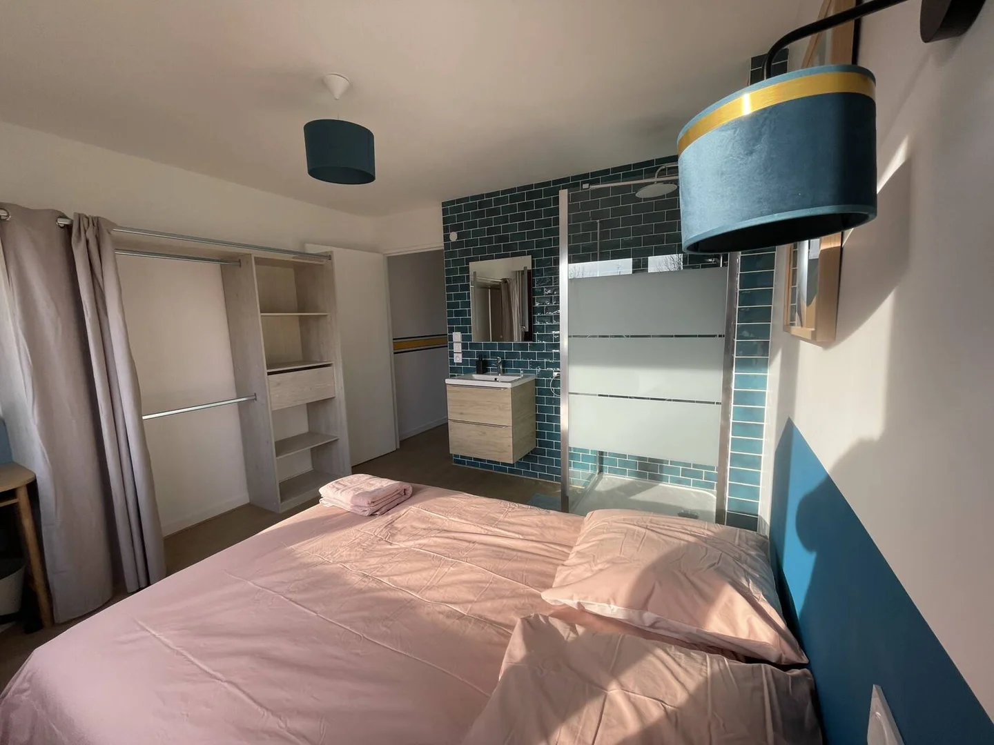 Habitación para estudiantes en  con área de estudio y facilidades compartidas