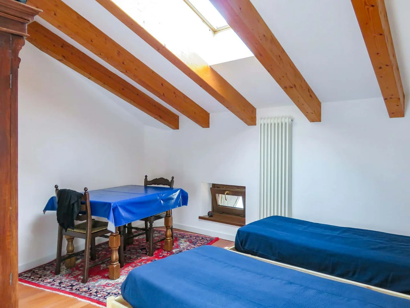 Habitación estudiantil luminosa y aireada con fácil acceso a la universidad en 