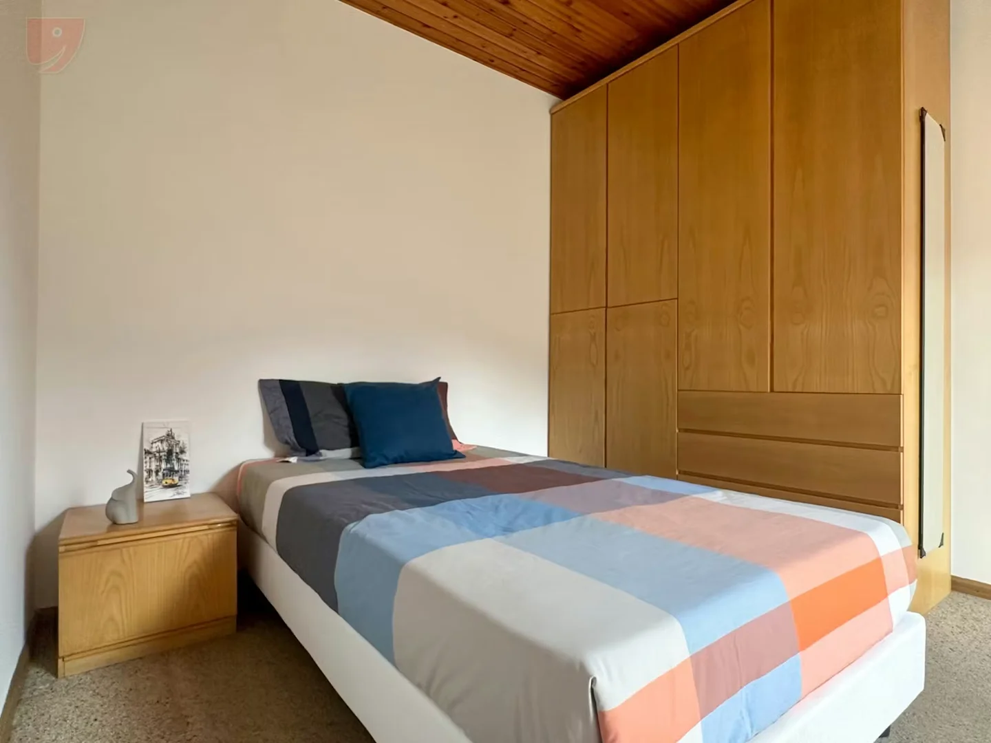Chambre d'étudiant à  avec espace d'étude et installations communes