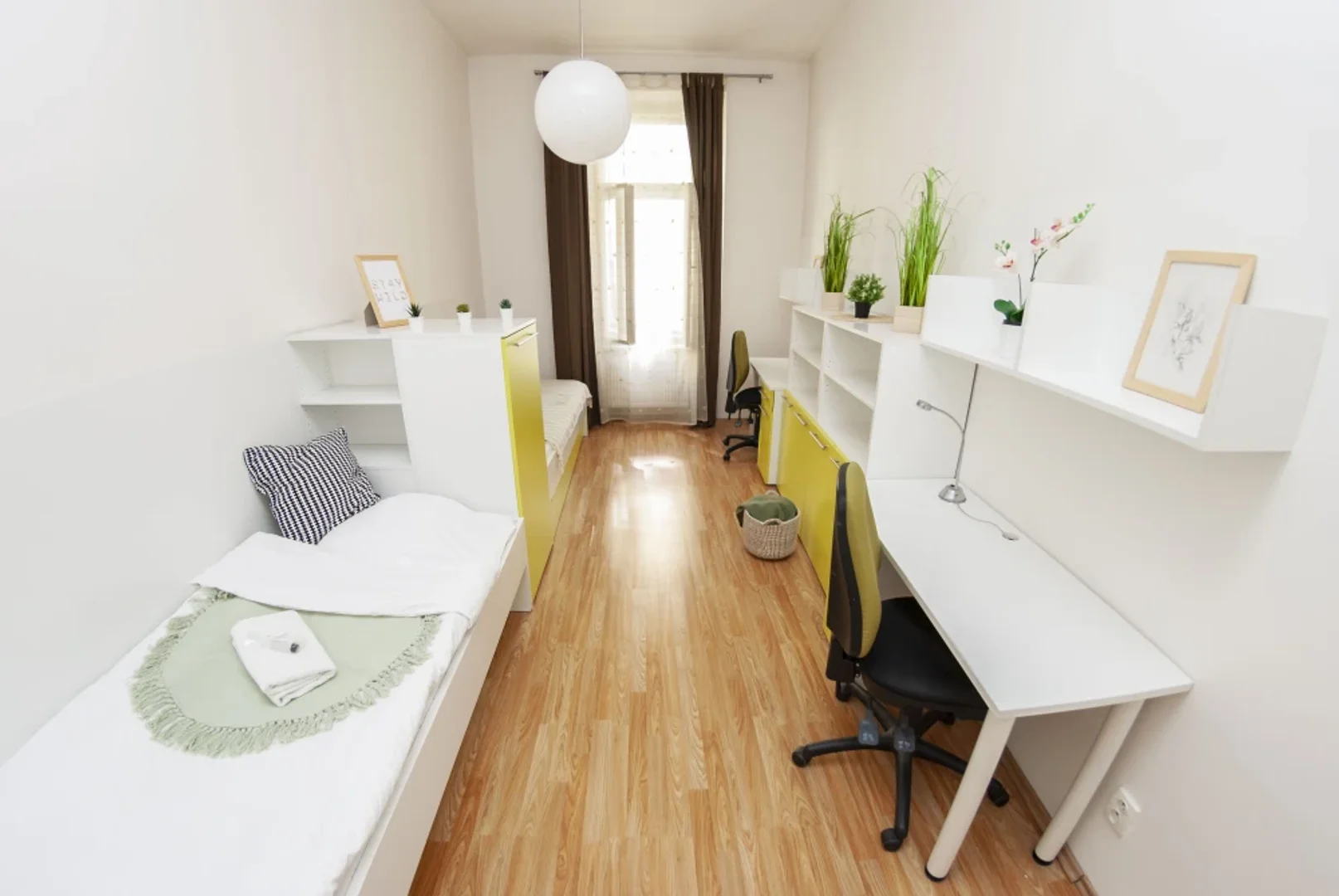 Habitación para estudiantes en  con área de estudio y facilidades compartidas