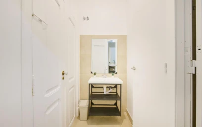Private room at Avenida António Serpa, image 18 of 20