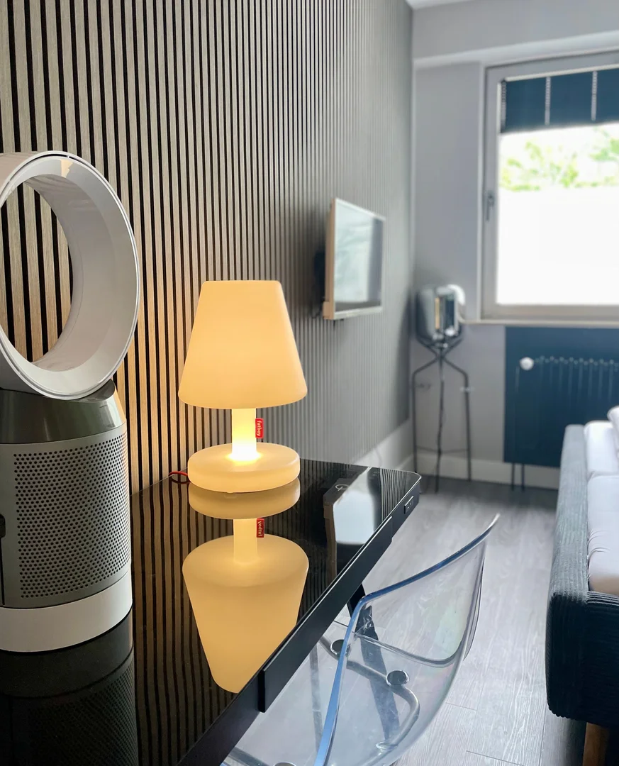 Quarto acessível para estudantes com iluminação ampla em 