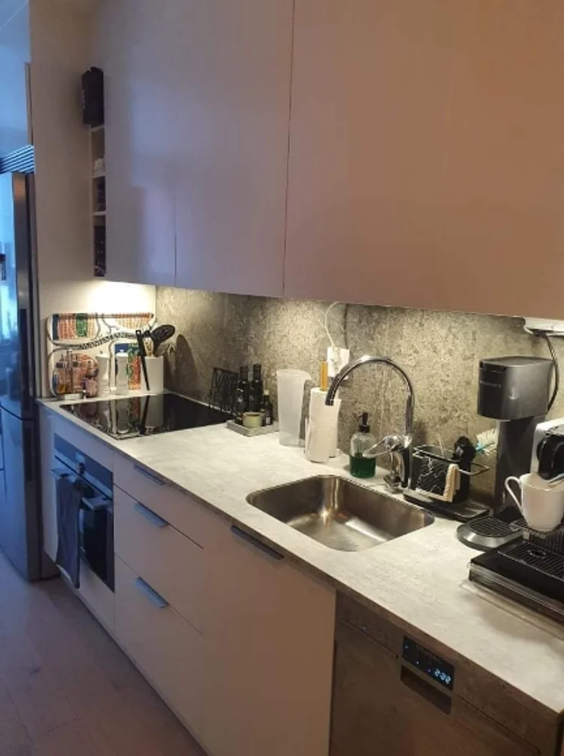 Chambre abordable pour les étudiants avec un bon éclairage dans 