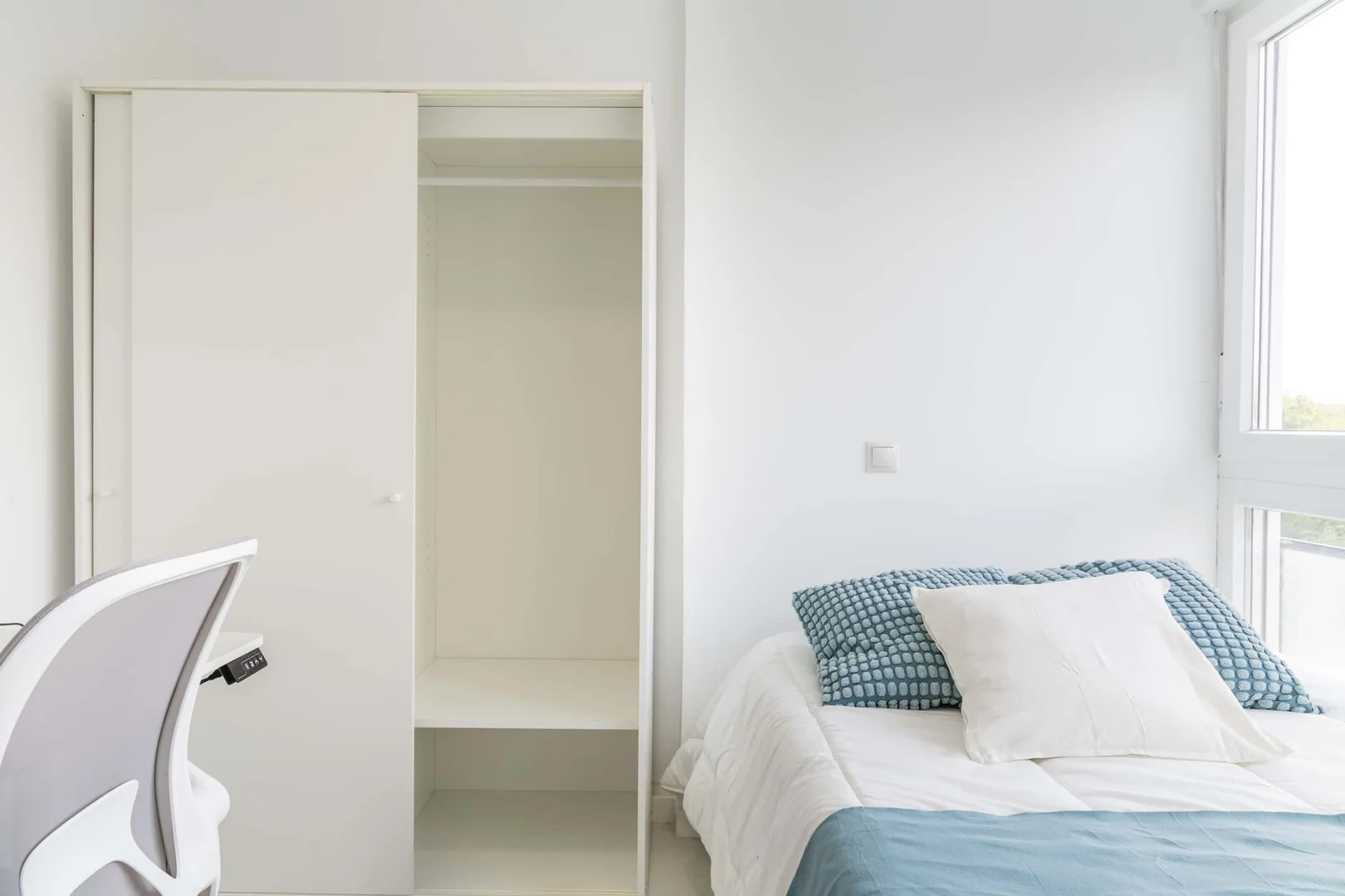 Studentenzimmer in  mit Arbeitsbereich und Gemeinschaftseinrichtungen