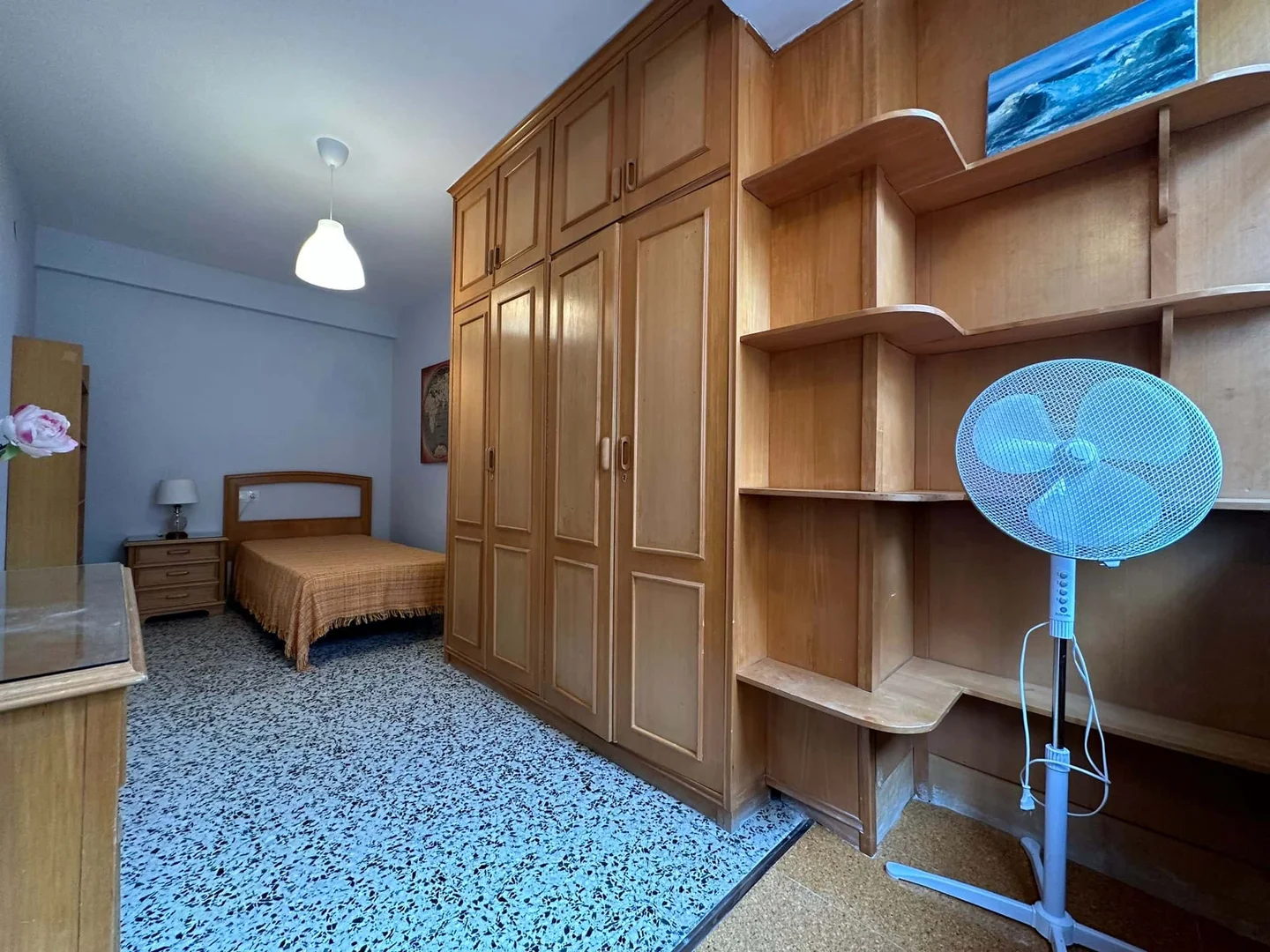 Funktionelles Studentenzimmer perfekt zum Studieren in