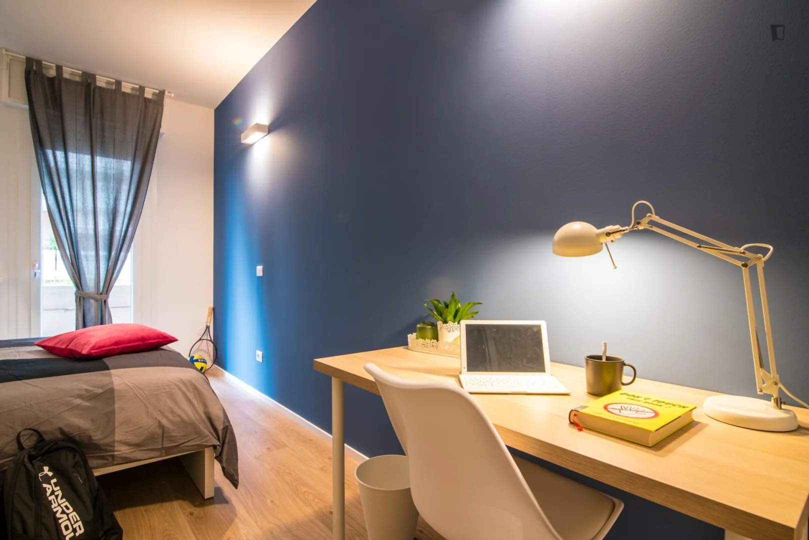 Habitación estudiantil amplia y cómoda en 