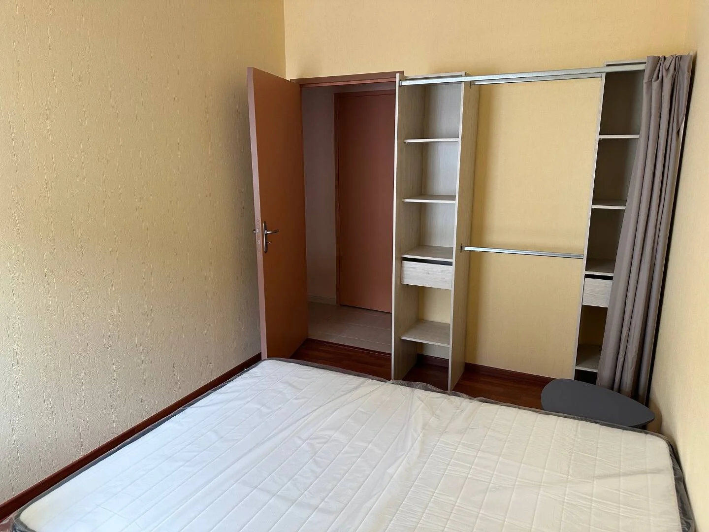 Stanza economica per studenti con ampia illuminazione in 