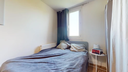 Renting rooms by the month in Évry