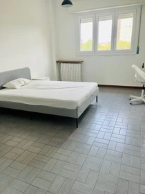 Quarto para alugar com cama de casal em Milano